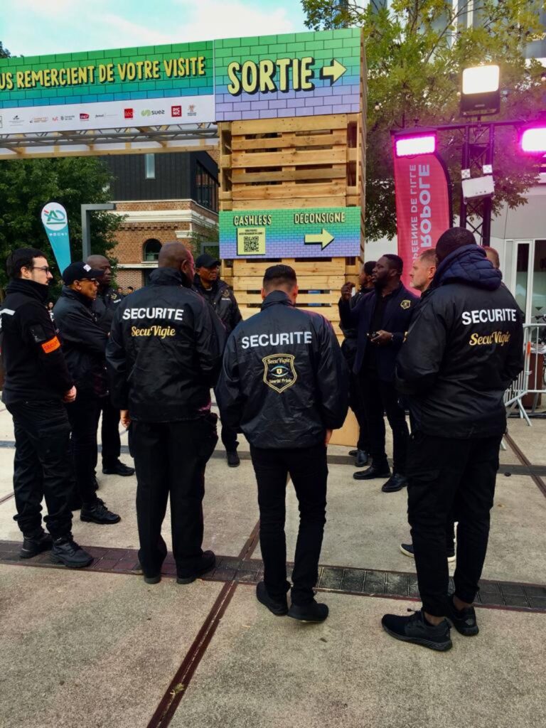 Une équipe de garde de sécurité devant l'entré d'un événement commerciale ,Sécuvige sécurité à Lille et Aras