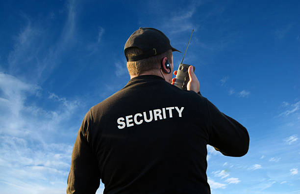 un garde de sécurité parlant dans un talkie-walkie